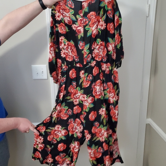 Fun floral jumpsuit size 4X from xhiliaration - Picture 3 of 3